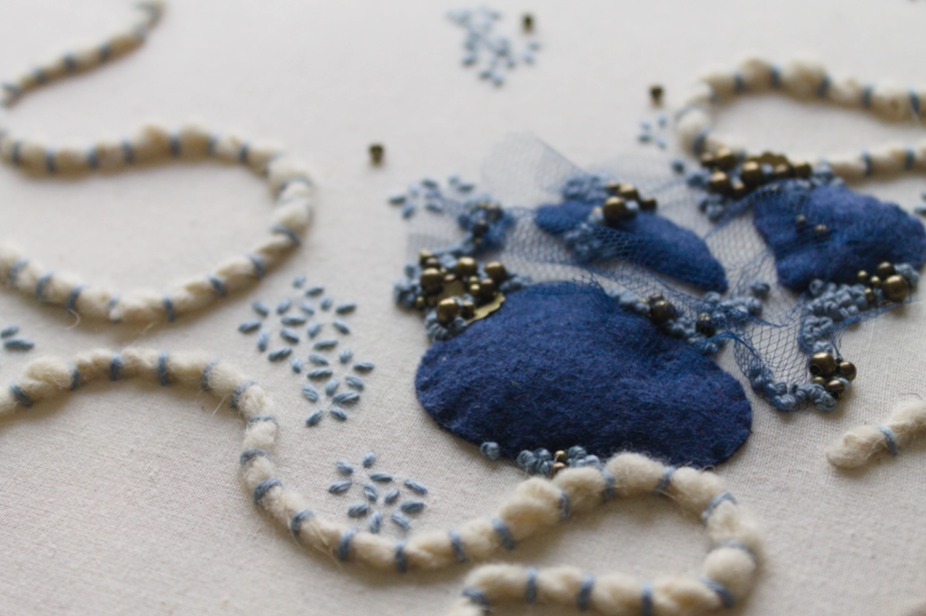 bordado experimental azul y blanco con formas orgánicas