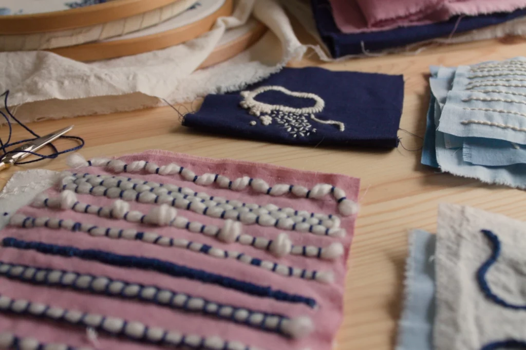 muestras experimentales de bordado a mano con hilo blanco