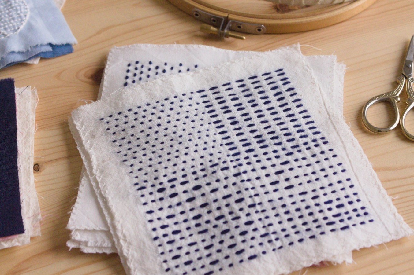 retales tela blanca bordado a mano hilo azul