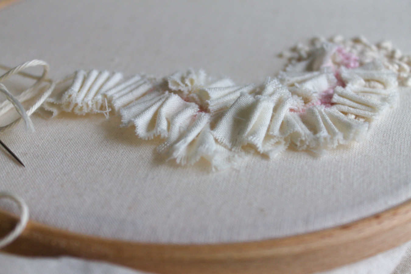 tela blanca fruncida, texturas textiles, tela blanca en bastidor de bordado