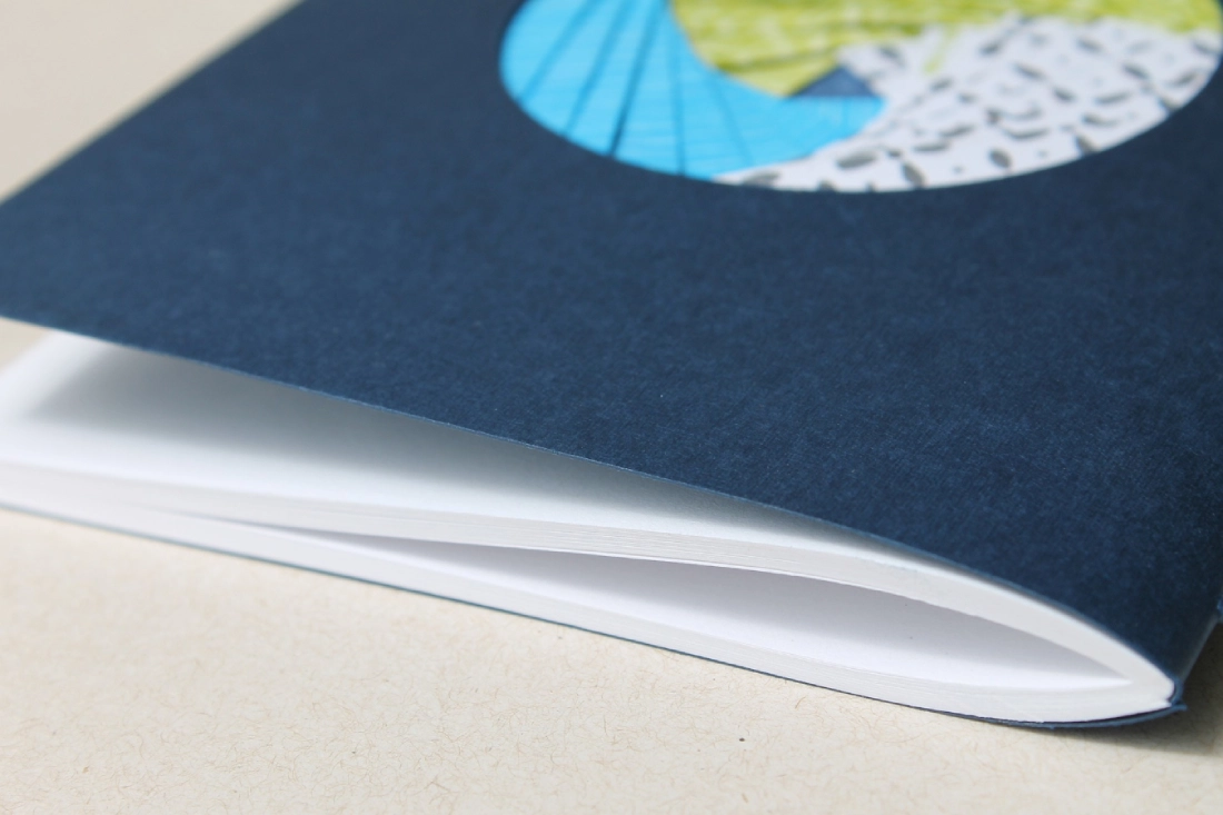 cuaderno azul encuadernado a mano encuadernación artesanal