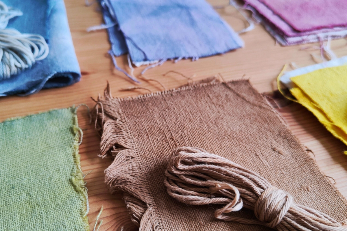 Telas de colores teñidas con tintes naturales