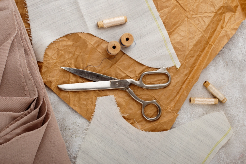 tijeras, bobinas, telas y otros materiales de costura